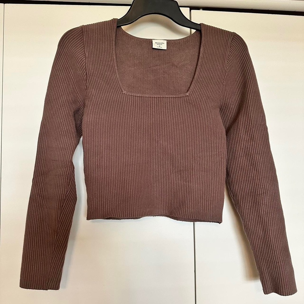 Women’s Abercrombie top! Thick and perfect for fall! Size medium
